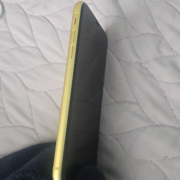 iPhone 11 - Yellow - Picture 3 of 4
